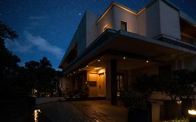 Villa 41 By Stayvista - A Chic Retreat With A Pool, Poker Table, And A Theater Room